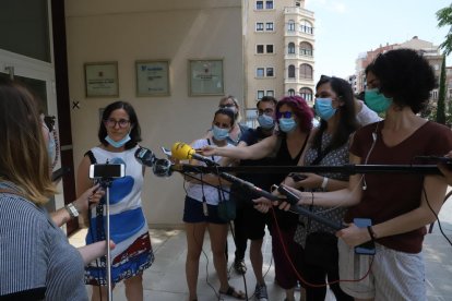 Divina Farreny atendió ayer a los medios ante la delegación de Salud.