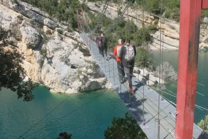 Algunos de los turistas que han cruzado el puente el fin de semana. 