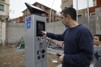 Un usuario introduce la matrícula de su vehículo en los nuevos parquímetros de Magisterio.