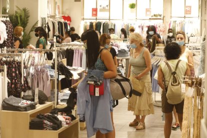 Clients comprant en un establiment de l’Eix Comercial de Lleida.