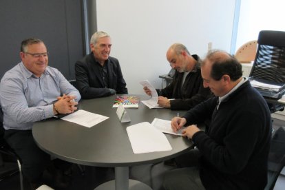 Un momento de la firma del acuerdo de FCAC y Servistar2000.