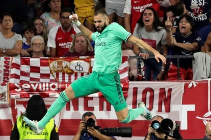 Karim Benzema celebra el tanto con el que dio la victoria al Madrid en el Sánchez Pizjuán.