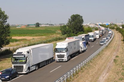 Vista de l’incendi que va calcinar completament un dels camions implicats ahir en una col·lisió a l’autovia a Fondarella.