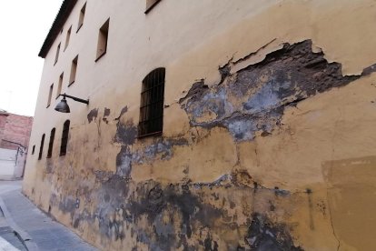 El estado actual de una de las fachadas del antiguo convento de Santa Teresa y algunas de las grietas, controladas con testigos.