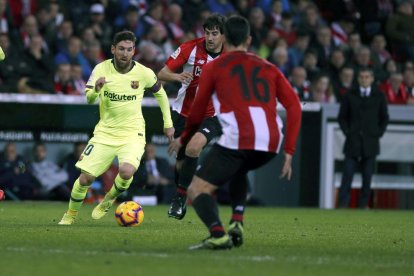 Messi, en una acción rodeado por dos rivales.