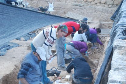 Ares Vidal (de pie) en la fosa de El Soleràs, donde hallaron los restos de 127 personas. 