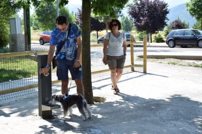 Foto de archivo de una vecino paseando a su perro en La Seu. 