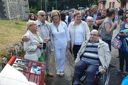 La família Grangé va presidir ahir l’acte a la Torre de Capdella. A la dreta, Cristian Ramos, fill de Conxita.