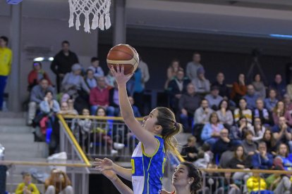 Laura Peña completa un contraatac davant de Quirante.