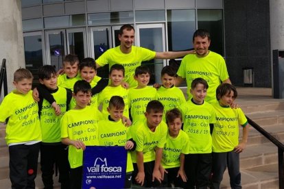 Equip del CFS Tremp, que s’ha proclamat campió de la Lliga benjamina de futbol sala.