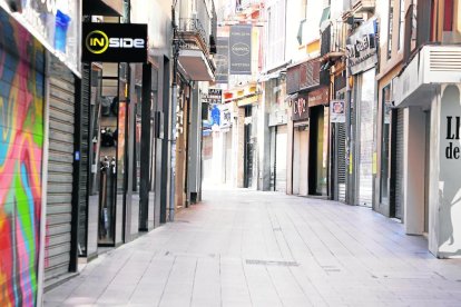 El coronavirus ha buidat l’Eix Comercial, amb els comerços tancats i els consumidors confinats.