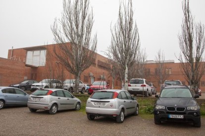 La ampliación del CAP ocupará terrenos del actual parking para el personal del centro.