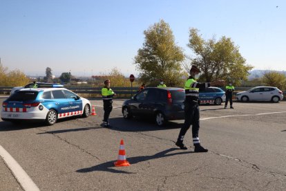 Imatge del control de mobilitat de Mossos ahir al migdia a l’entrada a l’AP-2 des de Soses.