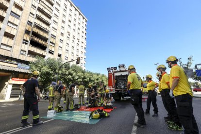 Gran despliegue de los servicios de emergencias tras declararse ayer por la tarde un incendio en un piso de la plaza Espanya. 