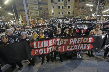 Un instante de la concentración en solidaridad con los presos independentistas, ayer en Ricard Viñes.