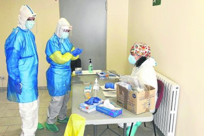 Un professional sanitari a l’interior de la carpa del CUAP de Prat de la Riba.