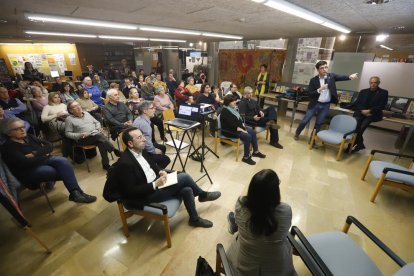 Postius va explicar als veïns les diferents opcions per redissenyar el carrer del Penedès.