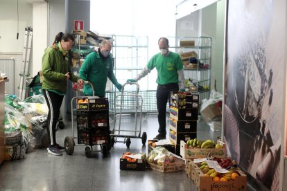 Preparatius d’una tramesa de fruita per repartir a l’hospital d’Ifema a Madrid.