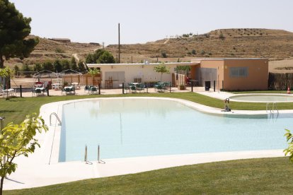 Las piscinas de Alfés, cerradas, volverán a abrir hoy.