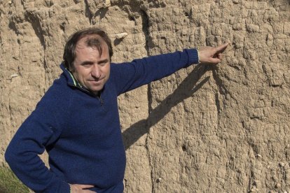 El historiador Miquel Torres, junto a un muro de tapia.