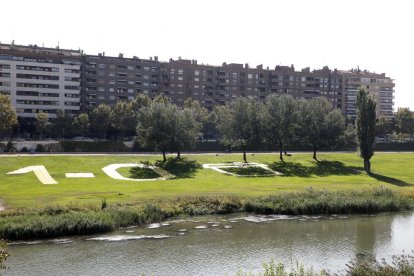 La canalización del río Segre en Lleida amaneció ayer con este mural gigante conmemorativo del día del referéndum de hace tres años.