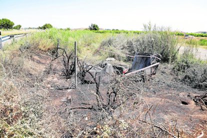 El vehicle es va incendiar després d’impactar contra una peça de formigó.