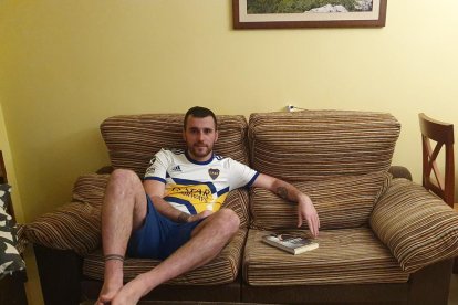 Maikel, reposando en el salón de su casa, ya pudo ayer entrenarse con su equipo de forma telemática.