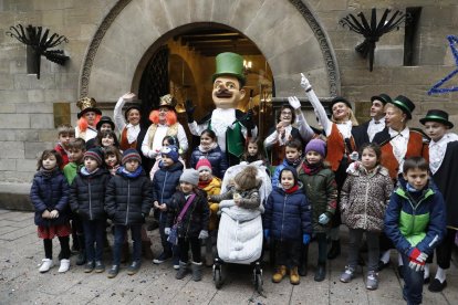 El Home dels Nassos se fotografió con los más pequeños en su aparición en el último día del año. 