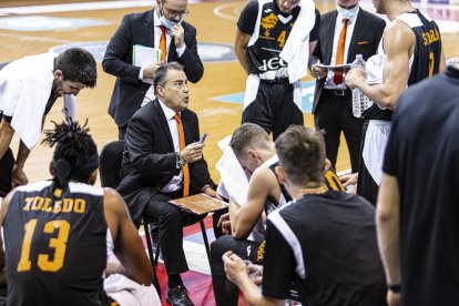 Gustavo Aranzana dando instrucciones a sus jugadores durante el encuentro ante el Real Murcia.