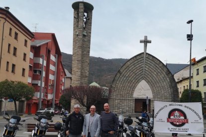 L’alcalde, Josep Antoni Troguet, al centre, amb els dissenyadors del cartell de promoció.