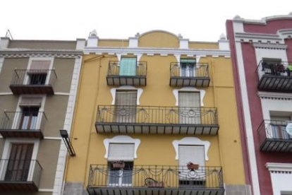 La fachada del establecimiento en la plaza Mercadal de Balaguer.