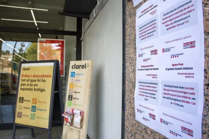 Un comerç de Tàrrega, amb un cartell de la campanya ‘Establiment segur’ contra la violència masclista.