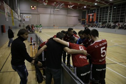 Jugadors i tècnic de l’Alpicat, en el partit de dissabte passat.