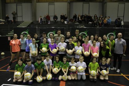 Saül Craviotto ayer con técnicos, niños y niñas del Balàfia Volei en el pabellón municipal Juanjo Garra.