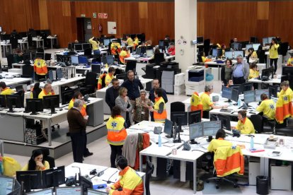 La consellera de Salud visitó ayer la sede central del SEM en L’Hospitalet de Llobregat. 