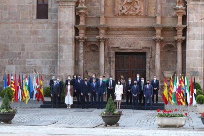 Urkullu, la gran sorpresa  -  El lehendakari, Iñigo Urkullu, asistió finalmente a la Conferencia de Presidentes, que fue presidida formalmente por el rey, tras haberse alcanzado un acuerdo sobre la senda de déficit entre ambos gobiernos. Esto no ...