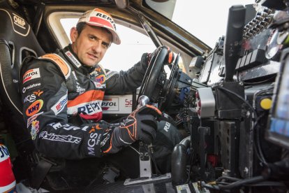 Isidre Esteve, a l’interior del cotxe amb què correrà el Dakar.