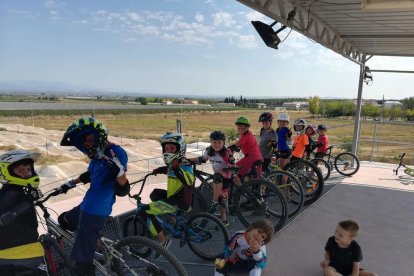 Un grupo de niños en la rampa del circuito, de 8 metros de altura y única en España.