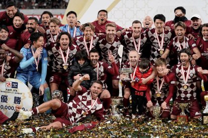 El Vissel Kobe de Villa e Iniesta, que en la foto sujeta un trofeo, celebran el título logrado.