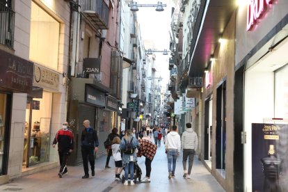 L’Eix Comercial de Lleida, ahir a la tarda, amb menys gent del que és habitual un dissabte.