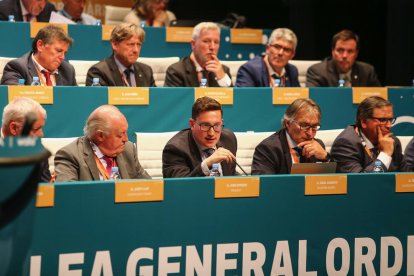 Oriol Camacho, entre el presidente de la FCF Joan Soteras y el vicepresidente Jordi Terés, se dispone a intervenir en una asamblea.