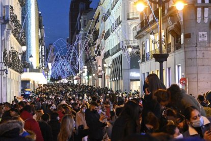 La calle Preciados de Madrid se abarrotó de gente en el primer fin de semana navideño.