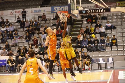 Wendell Davis intenta anotar davant l’oposició d’Adam Dieball, jugador del Morón.