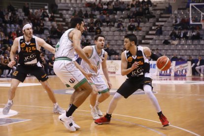 Eddy Polanco, a la imatge pressionat pels castellonencs Juanjo García i Joan Faner, va ser ahir determinant, sobretot al final per assegurar la victòria.