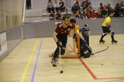 Miquel Serret, autor dels tres gols locals, condueix la bola.