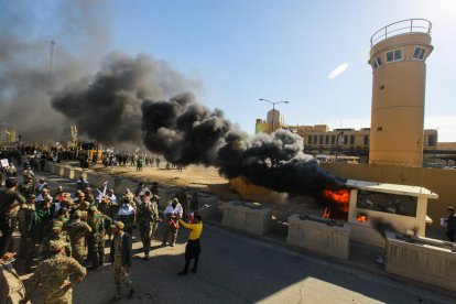 Imagen de las afueras de la Embajada estadounidense atacada.