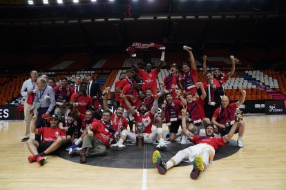 Los jugadores del Baskonia posan eufóricos tras conquistar un título que pelearon hasta el último segundo.