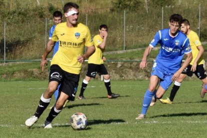 La plantilla del Lleida va jugar ahir un amistós entre ells al camp de Bossòst.