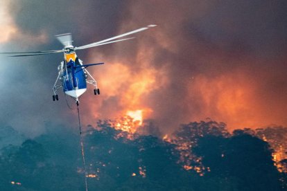 Un helicóptero trata de sofocar un incendio en Bairnsdale, Victoria