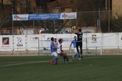 Adrià detiene un balón aéreo en la zona defensiva del Alcarràs.